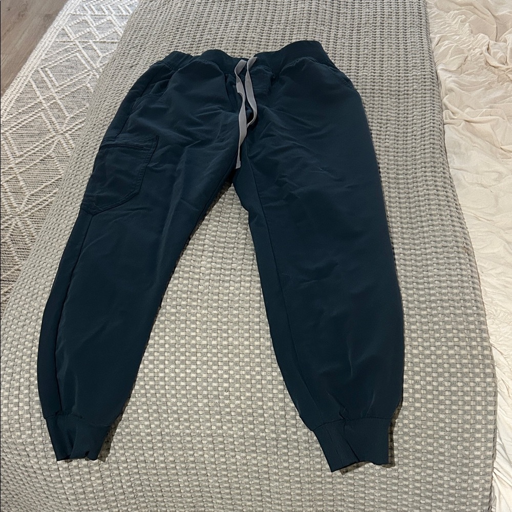 Figs Scrub set - women’s small, joggers and top